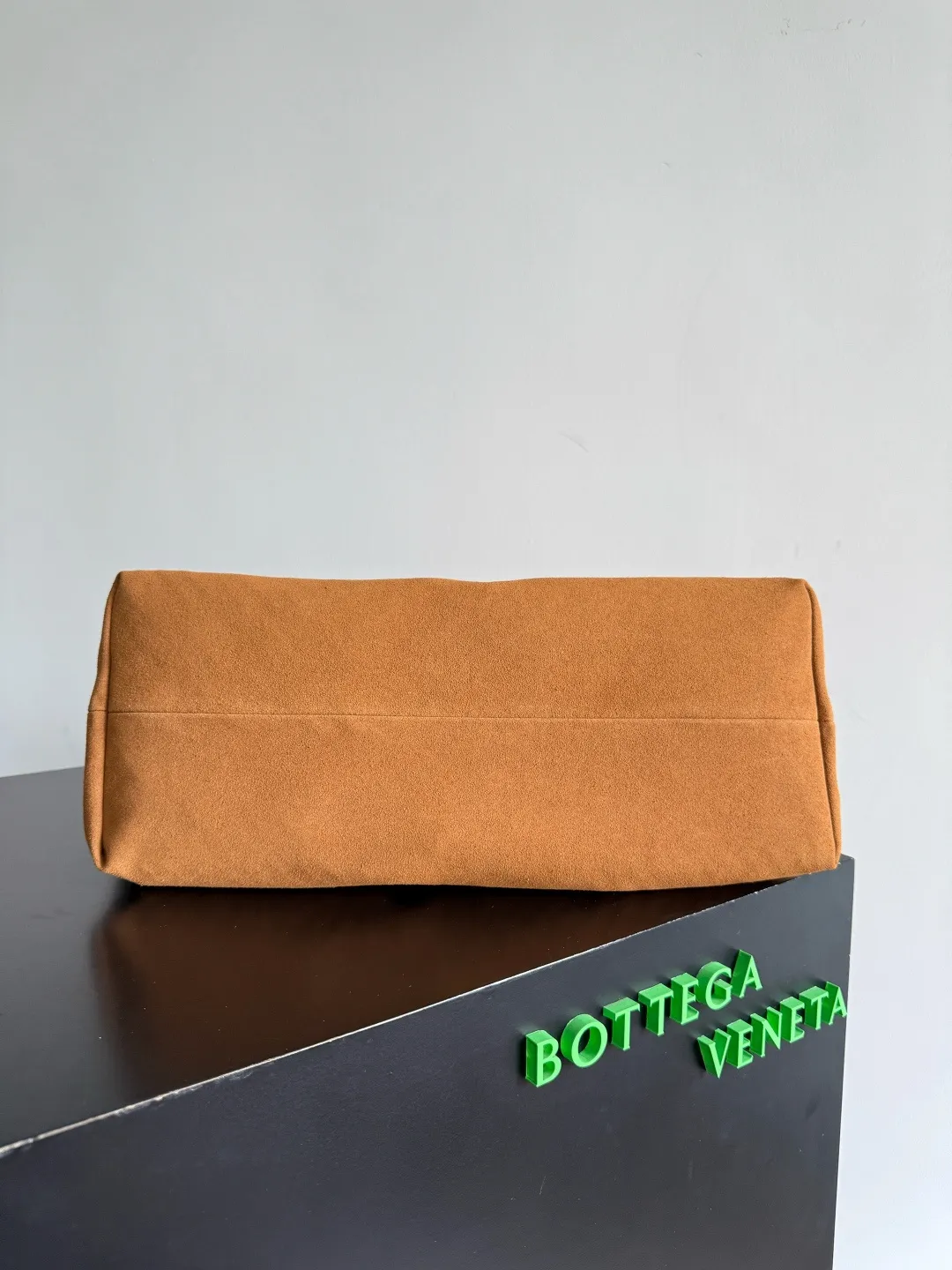 Batch 2660 Bottega Veneta 2025 new product PINACOTECA bag, iconic weaving process, skillfully crafted with 10mm Intrecciato process and equipped with suede lining. Four small strips of leather add character to the design and make the bag more stable. Relaxed yet sophisticated, casual yet refined, suede lining and double-sided design, suitable for shoulder and hand carry. The four straps can be adjusted into different shapes. One pack can be switched between two uses, easily integrating into your daily rhythm. Style number: 817166 Size: 43*23*17.5cm